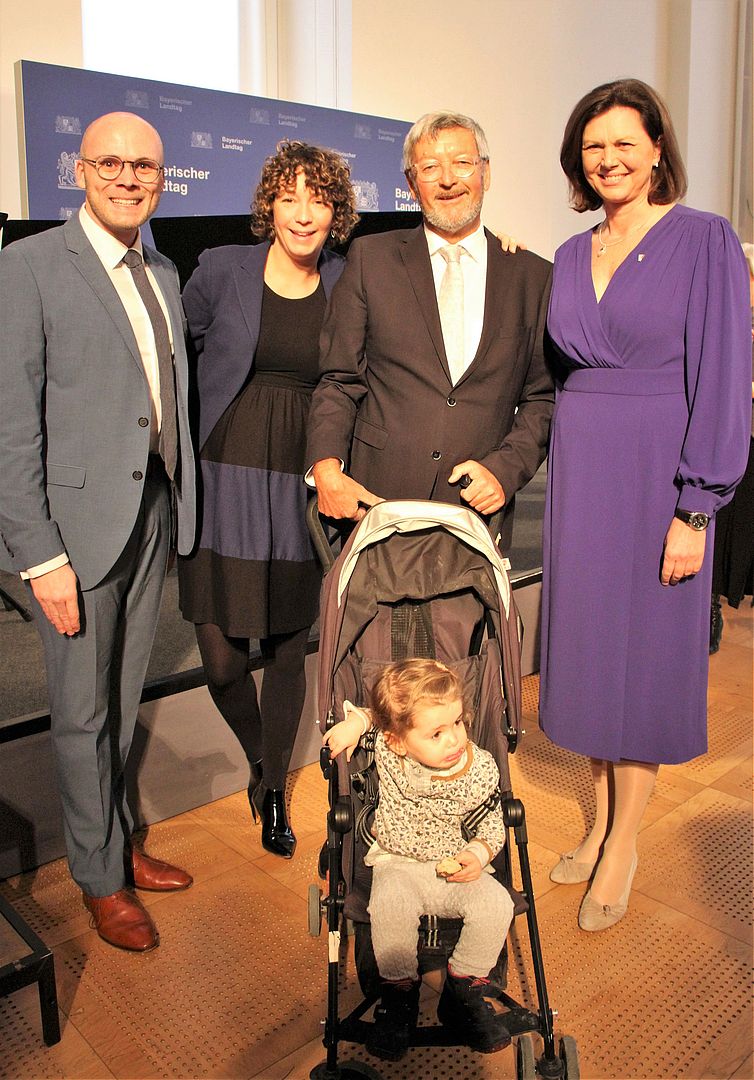 Der ausgezeichnete Dr. Karl Vetter mit seiner Tochter und Engelin, dem Parlamentarischen Geschäftsführer Dr. Fabian Mehring und der Landtagspräsidentin Ilse Aigner. 