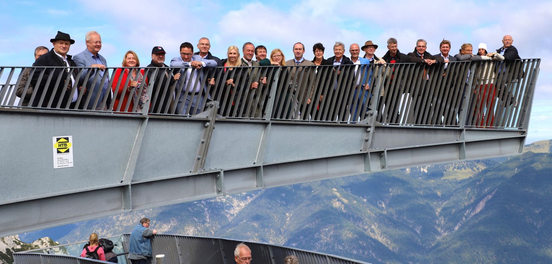 Die Abgeordneten der FREIE WÄHLER Landtagsfraktion am Donnerstag in 2.050 Metern Höhe beim Besuch auf der Aussichtsplattform AlpspiX.