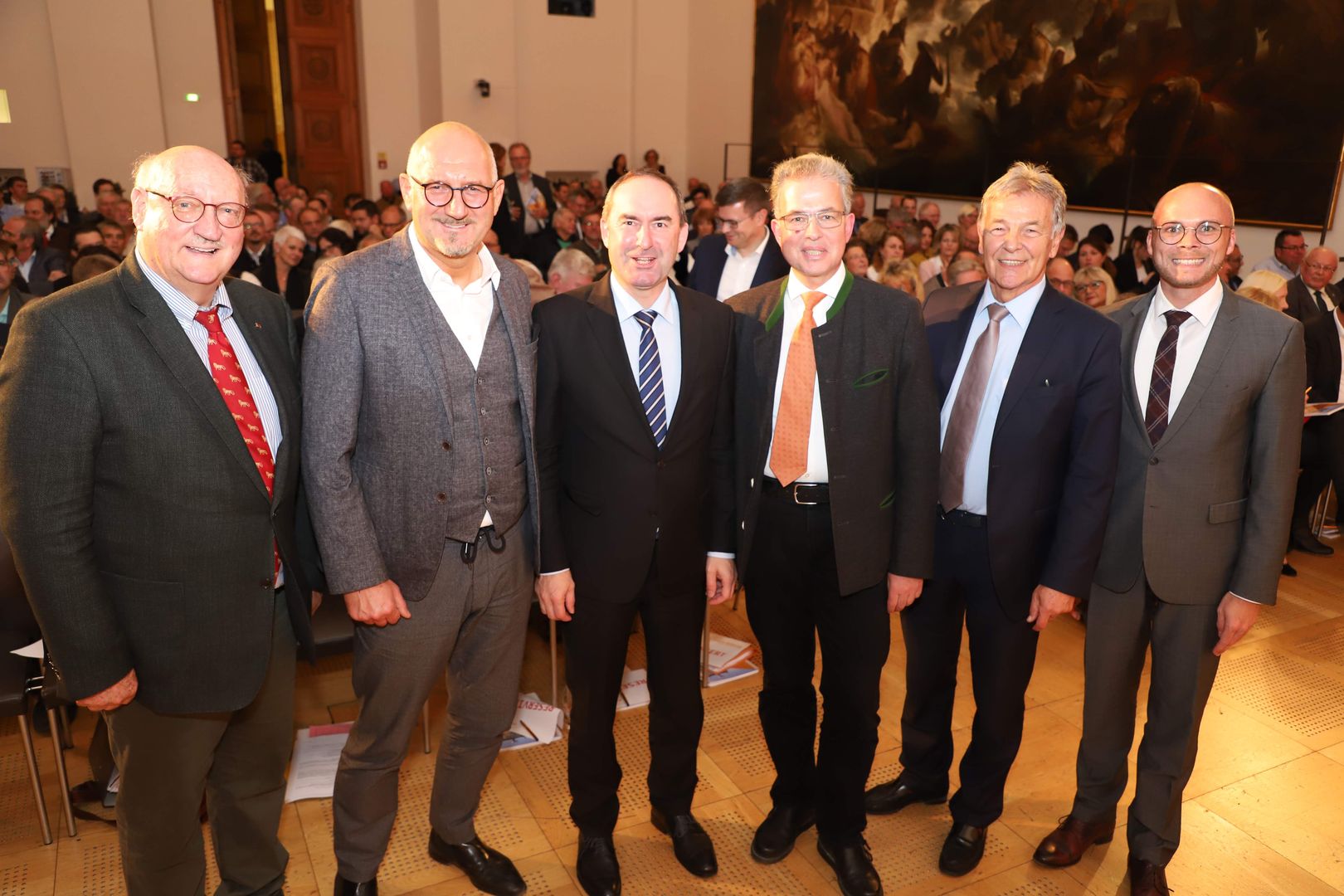 Beste Stimmung im vollbesetzten Senatssaal. Unser Bild zeigt von links: Hanskarl Freiherr von Thüngen, Manfred Eibl, Hubert Aiwanger, Florian Streibl, Joachim Hanisch und Fabian Mehring. 