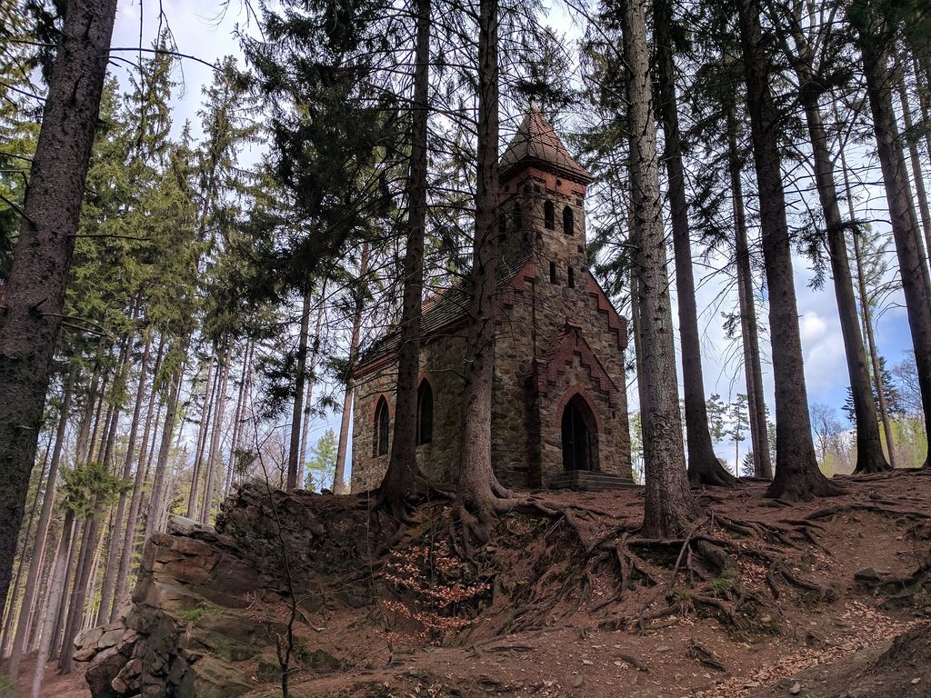 Unser Bild zeigt die St.-Anna-Kapelle im oberschlesischen Glucholazy / Bad Ziegenhals (Polen)
