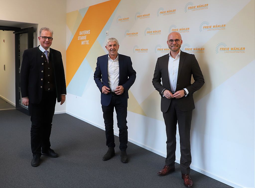 Der Fraktionsavorsitzende Florian Streibl und der Parlamentarische Geschäftsführer Dr. Fabian Mehring haben den neuen Abgeordneten Robert Riedl in den Fraktionsräumen empfangen. 