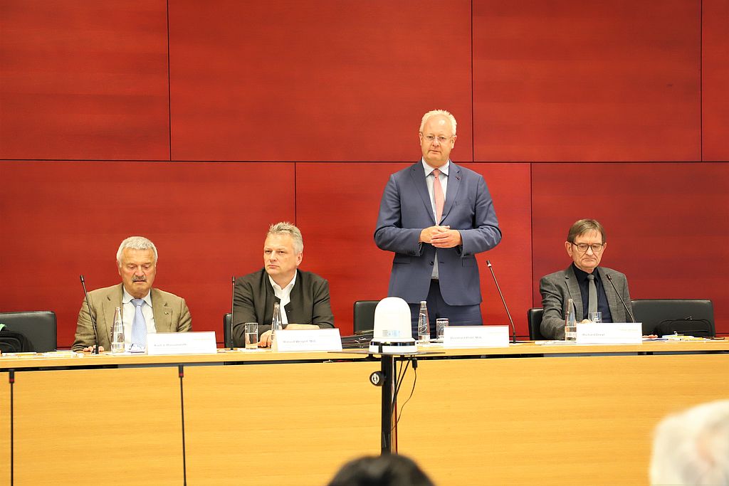 Parlamentarischer Abend „Sondervermögen Bundeswehr – welchen Beitrag kann die bayerische Industrie zur Neuaufstellung der Bundeswehr leisten?": Bernhard Pohl (2.v.r.) ergreift das Wort.