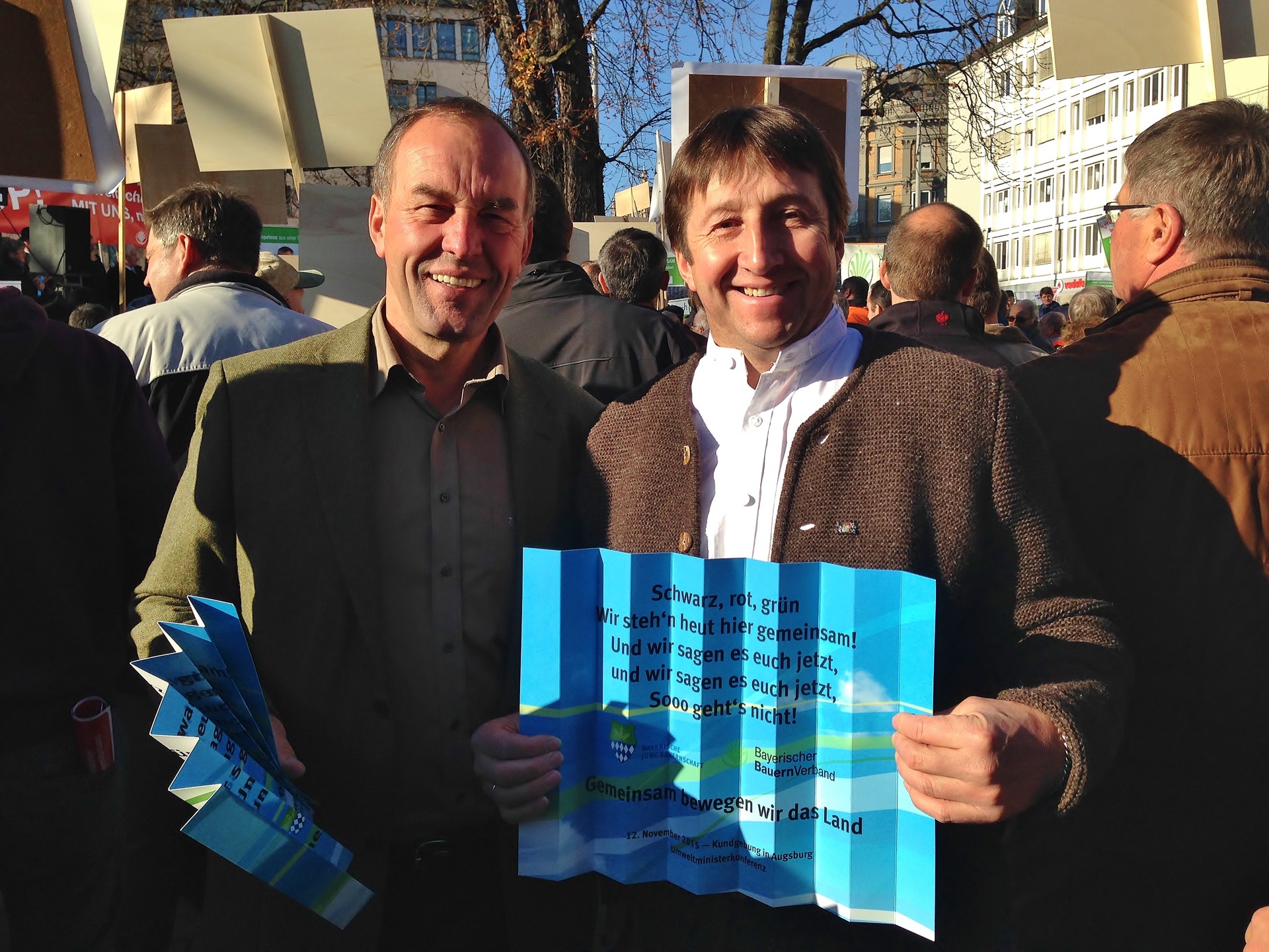 Auf unserem Bild sehen Sie Dr. Leopold Herz (l.) und Nikolaus Kraus auf der Demonstration in Augsburg.