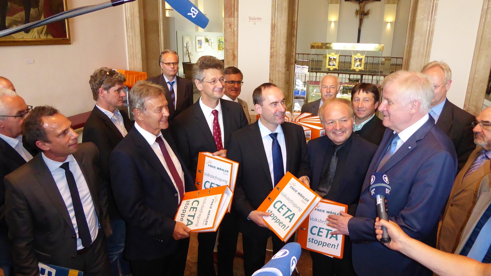 Die Abgeordneten der FREIE WÄHLER Landtagsfraktion übergeben die ersten 20.000 Unterschriften für eine Volksbefragung zu den Freihandelsabkommen an Ministerpräsident Seehofer.