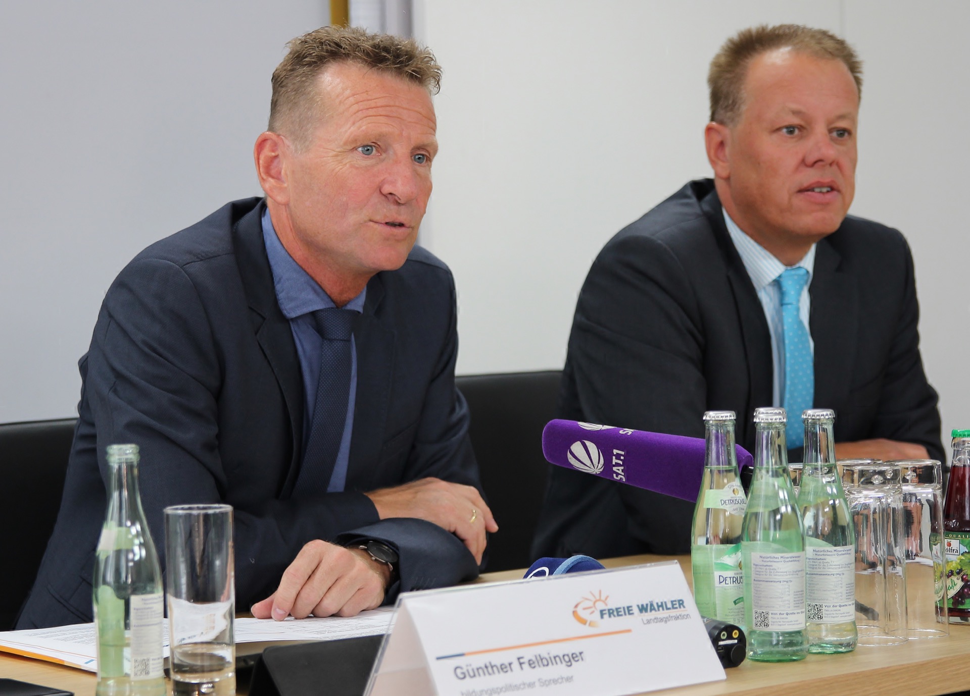 Das Foto zeigt Günther Felbinger (links im Bild), bildungspolitischer Sprecher der FREIE WÄHLER Landtagsfraktion und Dirk Oberjasper, Leiter der Pressestelle.