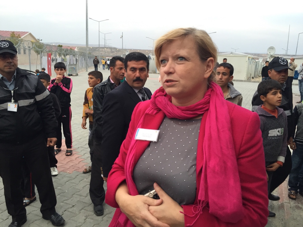 Unsere Fotos zeigen die Abgeordnete Schmidt im Flüchtlingscamp Nizip. Es liegt knapp zwanzig Kilometer nördlich der türkisch-syrischen Staatsgrenze