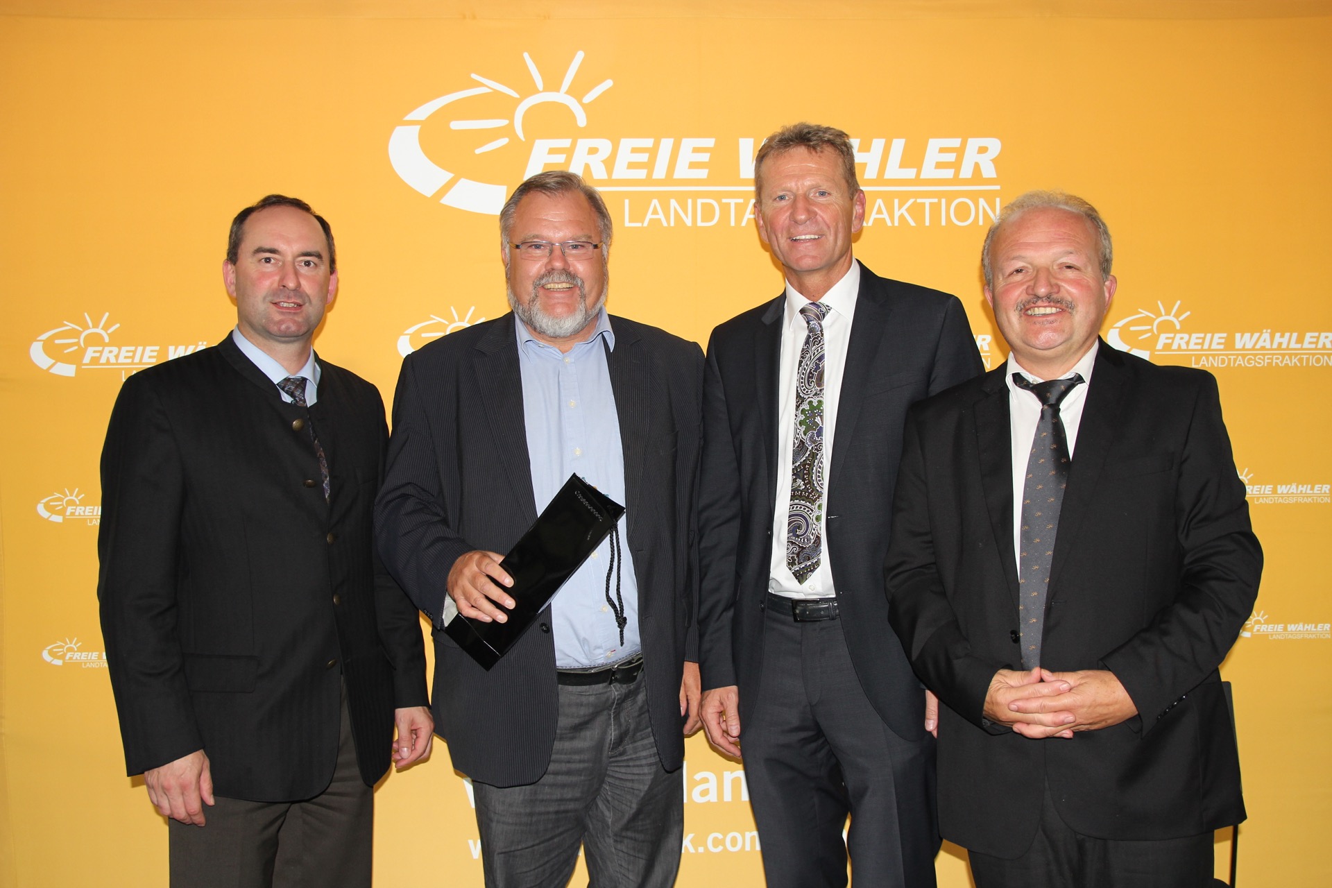 Unser Bild zeigt von links: Fraktionschef Hubert Aiwanger, Gerhard Bless vom BLLV, MdL Günther Felbinger und MdL Hans Jürgen Fahn.