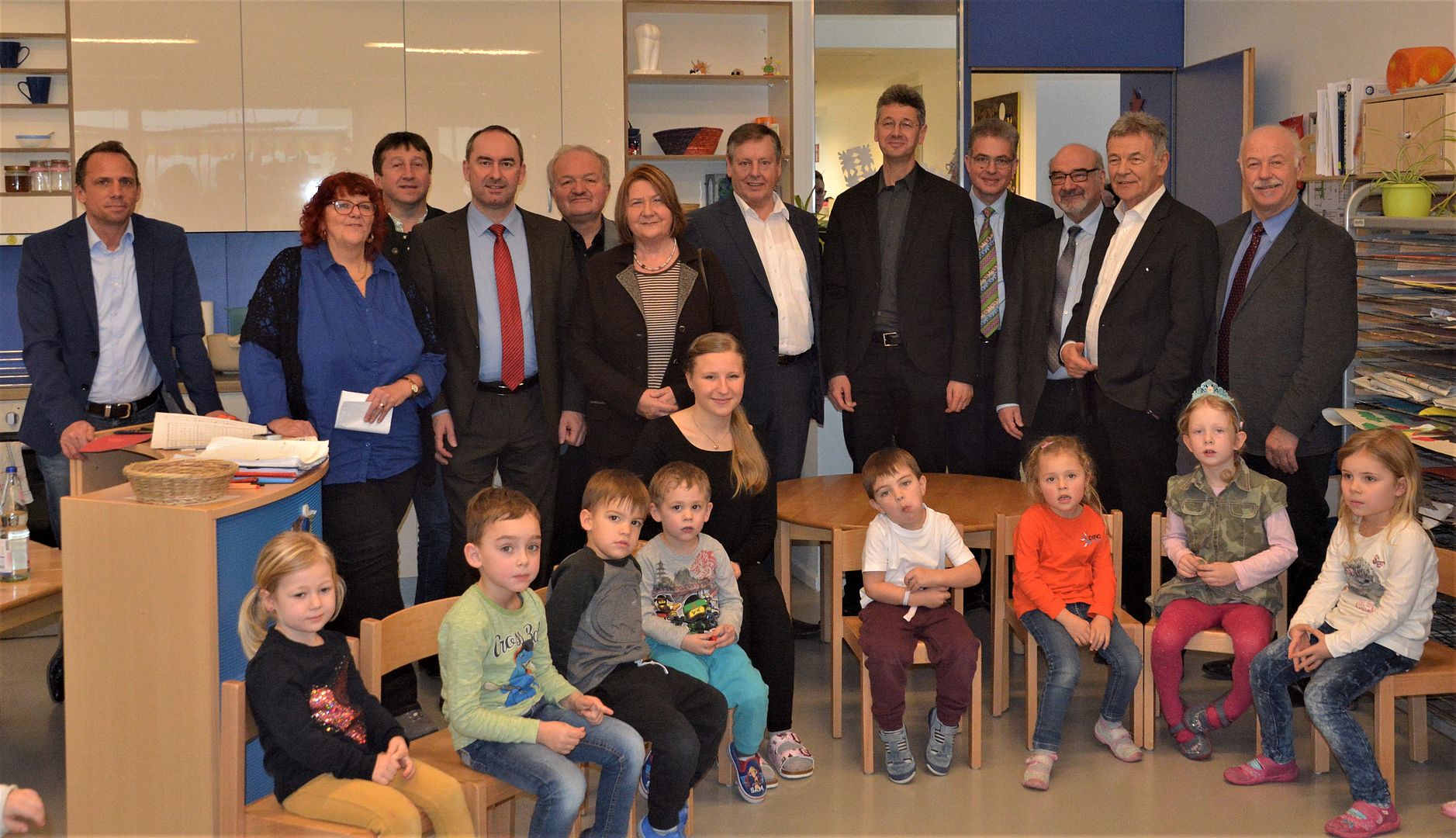 Unser Pressefoto zeigt die frauenpolitische Sprecherin Eva Gottstein (6. v. l), den Fraktionsvorsitzenden Hubert Aiwanger (4. v. l) sowie weitere Abgeordnete der FREIEN WÄHLER beim Besuch des Kindergartens Heinrichsheim. 