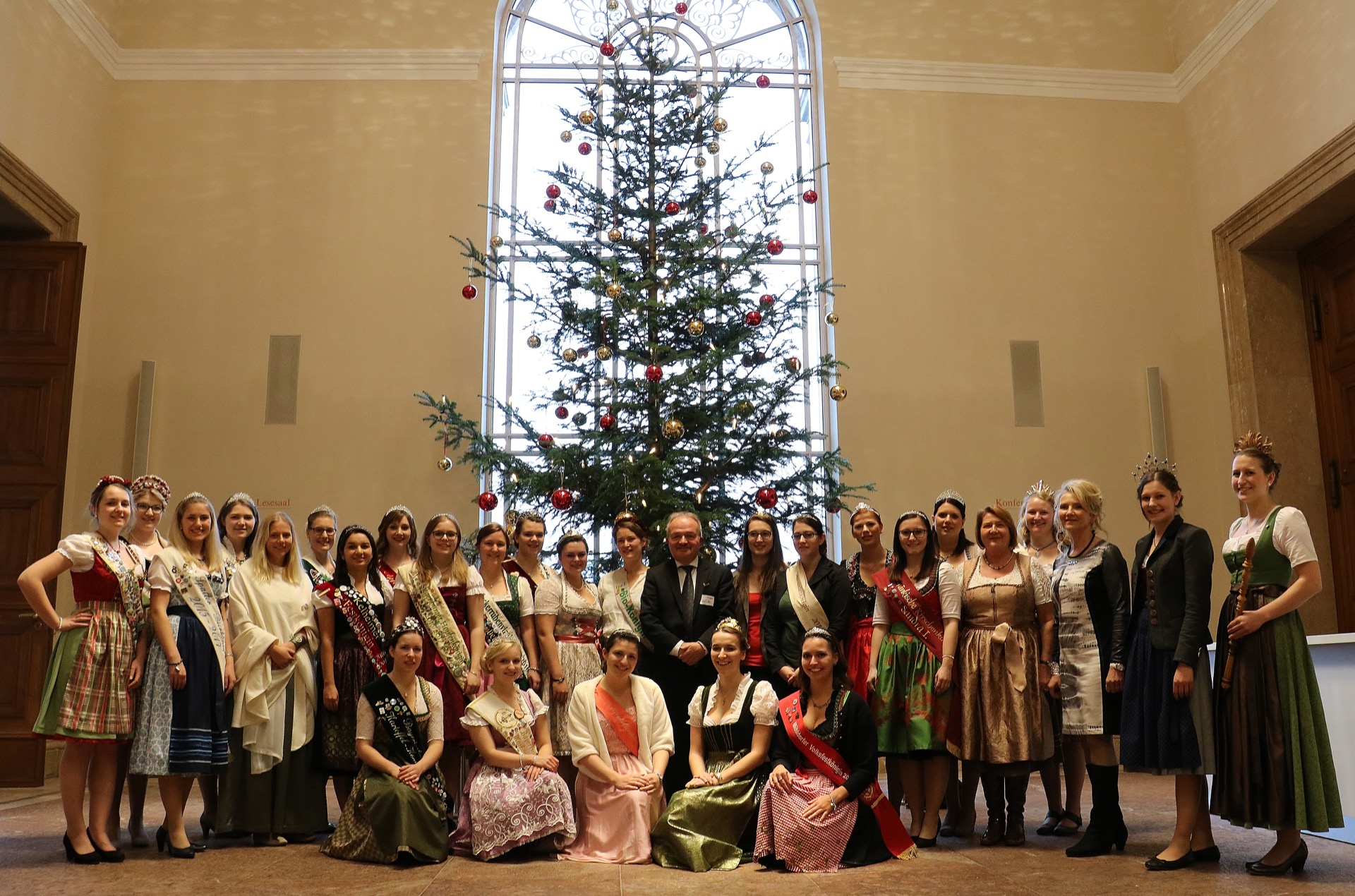 Rund 30 Produktköniginnen aus ganz Bayern zu Besuch beim Parlamentarischen Nachmittag der FREIEN WÄHLER im Landtag.