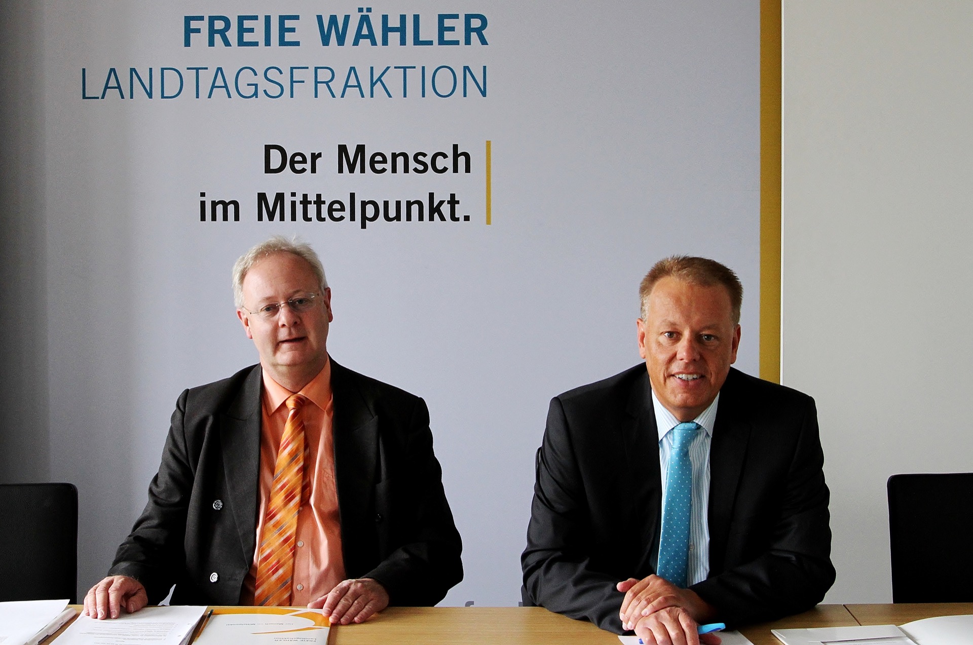 MdL Bernhard Pohl (l.) stellt zusammen mit Fraktionspressesprecher Dirk Oberjasper das Steuerkonzept der FREIEN WÄHLER vor.