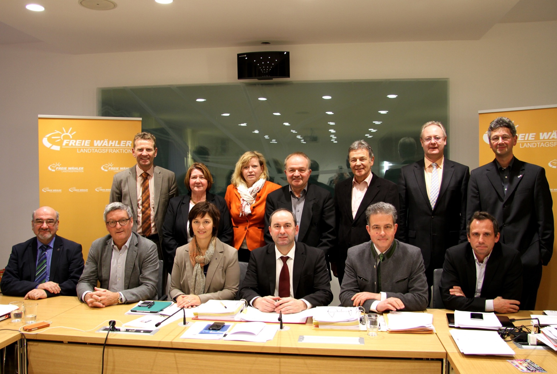 Unser Pressefoto zeigt die Europaabgeordnete Ulrike Müller (sitzend, dritte von links) am Mittwochnachmittag mit Fraktionschef Hubert Aiwanger (sitzend, dritter von rechts) und den weiteren Abgeordneten der FREIE WÄHLER Landtagsfraktion.