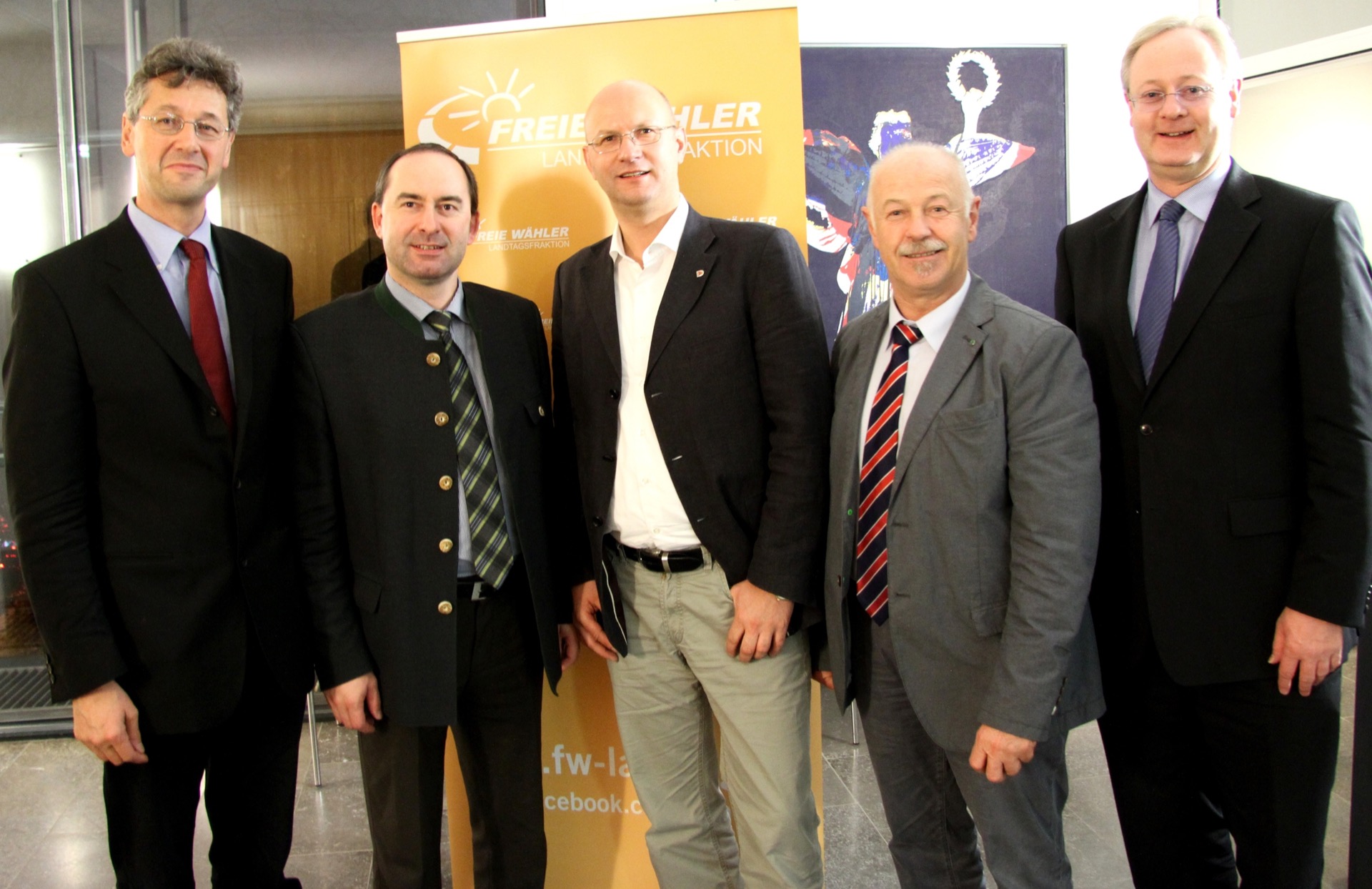 Unser Foto zeigt (v.l.) die Abgeordneten Prof. Dr. Michael Piazolo, Hubert Aiwanger, Christoph Schulze, Benno Zierer und Bernhard Pohl.