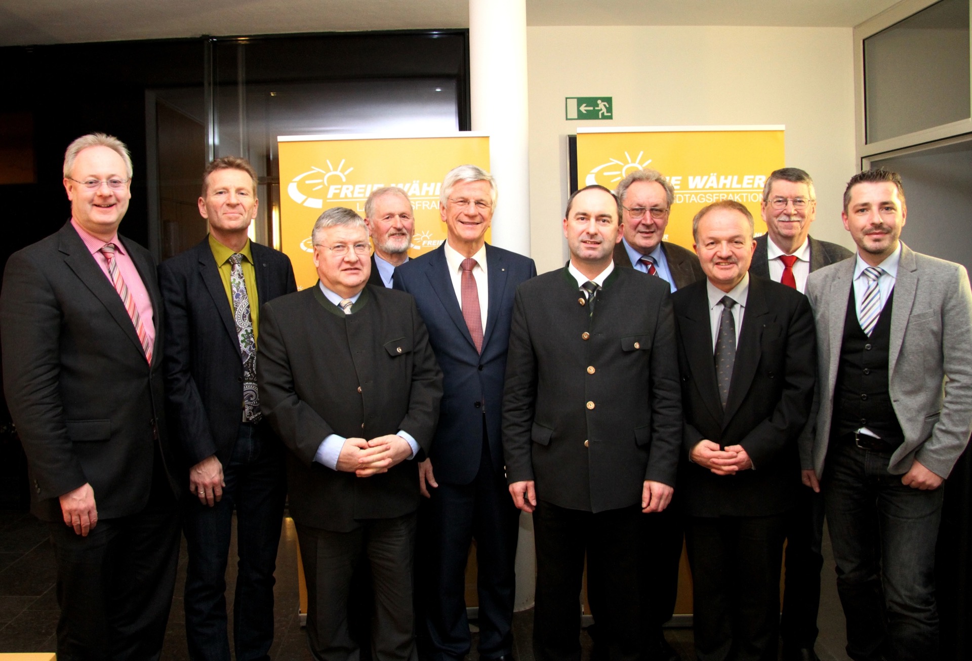 Unser Foto zeigt die Abgeordneten Bernhard Pohl (links); Günther Felbinger (2.v.l); Hubert Aiwanger (5.v.r.); Dr. Hans Jürgen Fahn (3.v.r.) sowie den BdV-Landesvorsitzenden Christian Knauer (5.v.l) und weitere Vertreter des BdV.