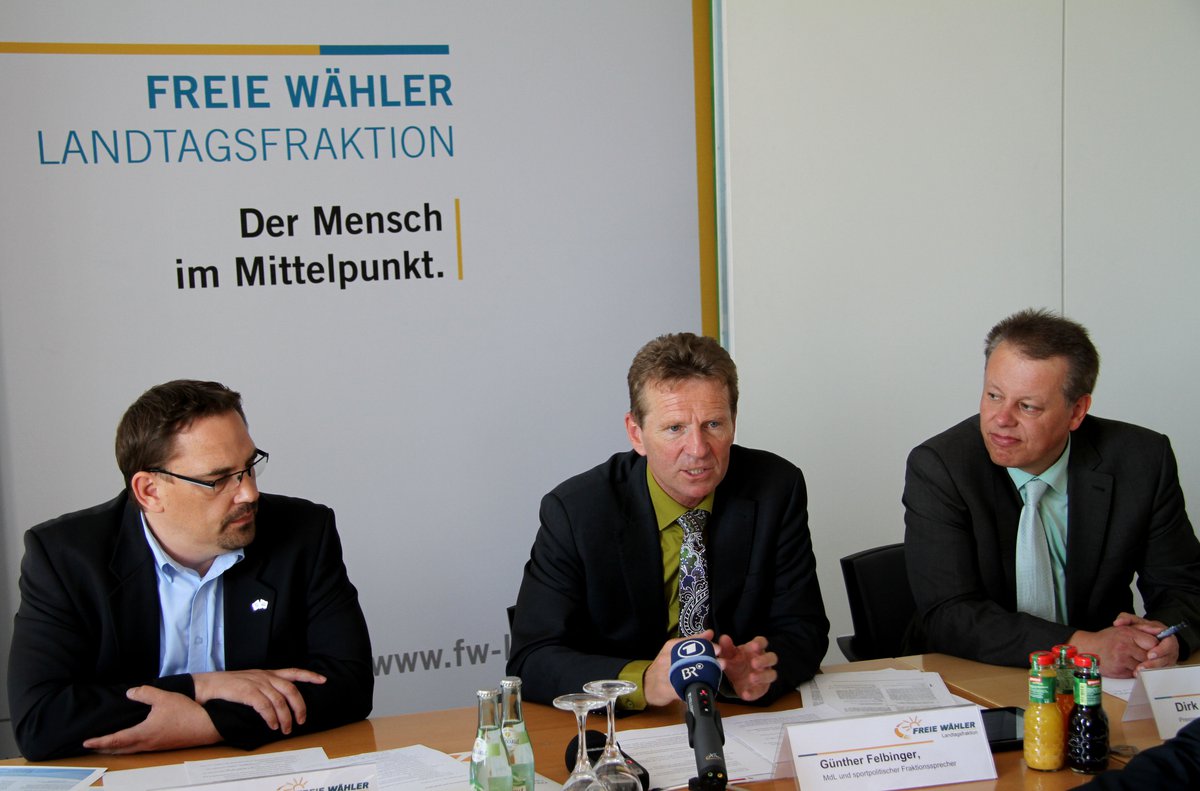 Das Foto zeigt von links: Horst Auer, Leiter der Verbandskommunikation der DLRG Bayern, Günther Felbinger, MdL und sportpolitischer Fraktionssprecher, und Dirk Oberjasper, Pressesprecher.