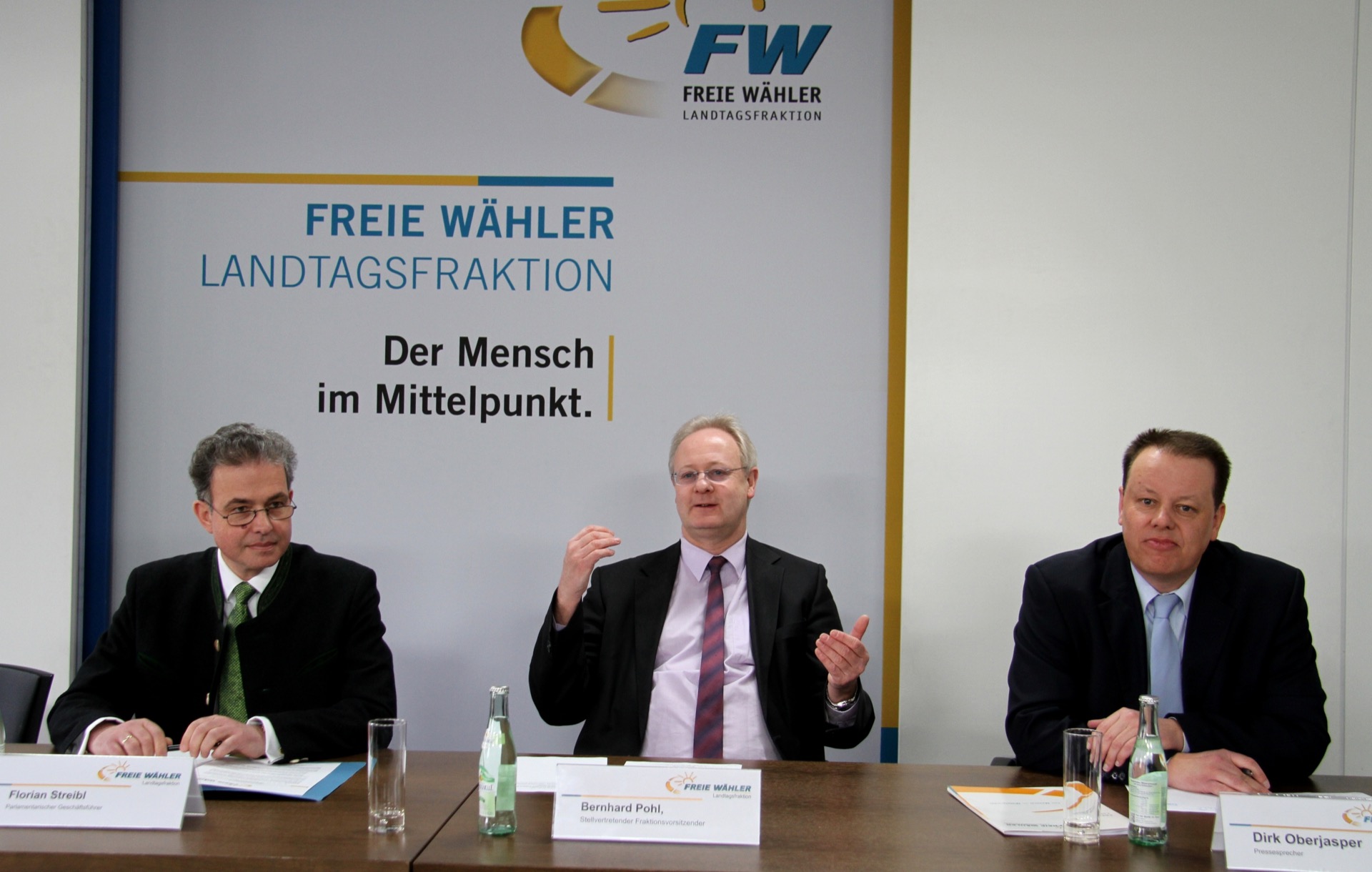 Die Abgeordneten Florian Streibl und Bernhard Pohl sowie Pressesprecher Dirk Oberjasper bei der Vorstellung der Petition im Landtag.