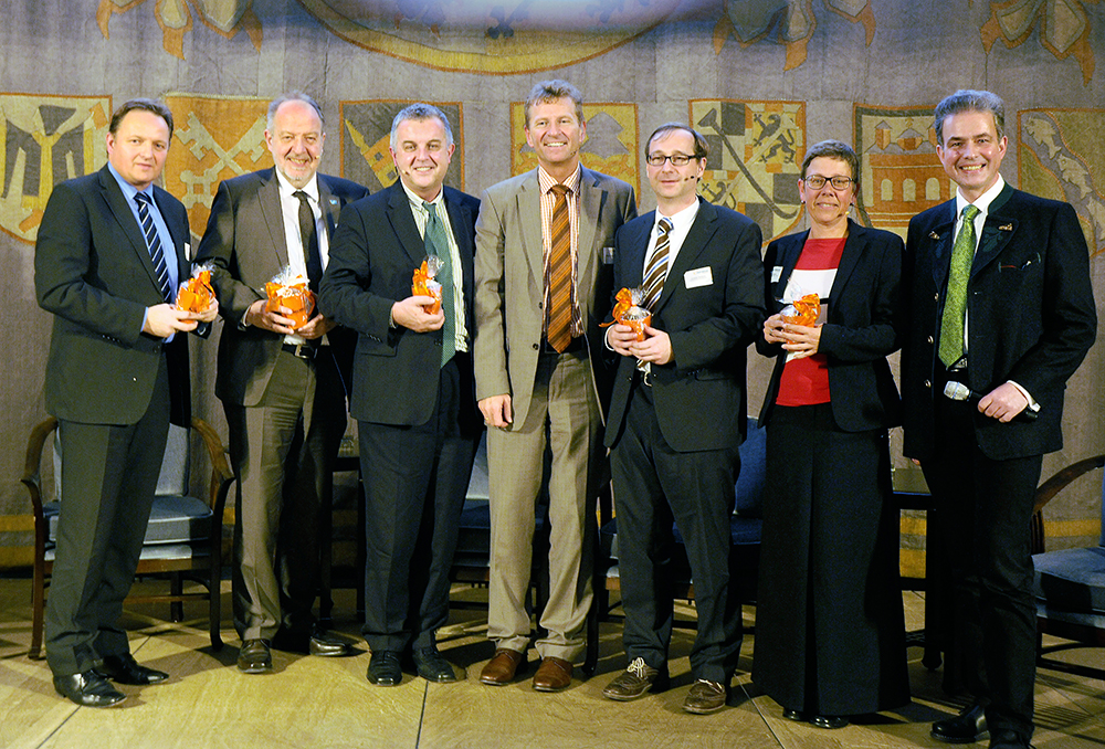 Unser Foto zeigt die Abgeordneten Günther Felbinger (Bildmitte) und Florian Streibl (rechts) mit den Podiumsgästen des Abends.