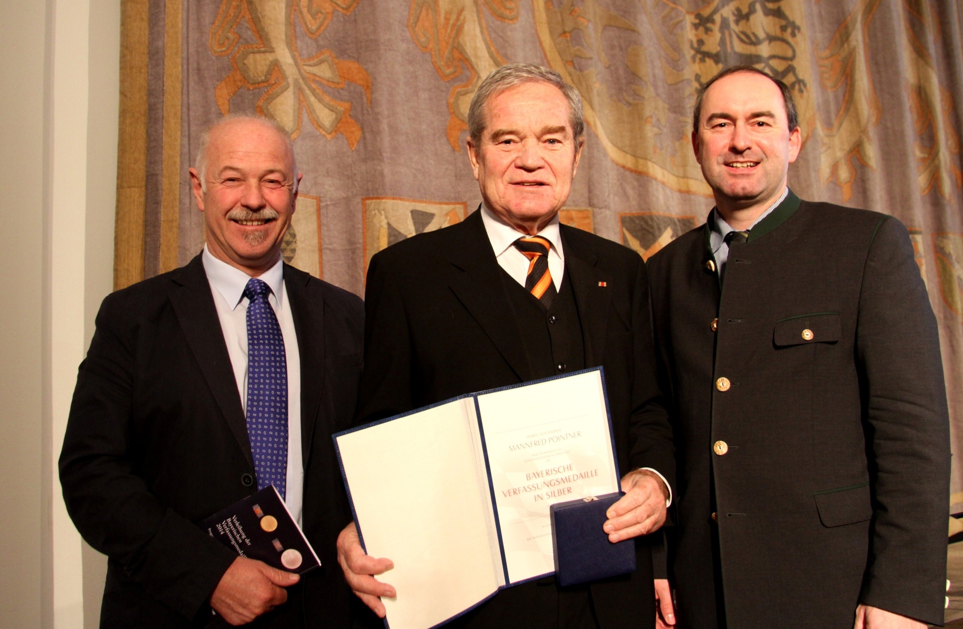 Unser Pressefoto zeigt (von links) den FREIE WÄHLER-Abgeordneten Benno Zierer, den Fraktionsvorsitzenden Hubert Aiwanger und den Preisträger Manfred Pointner.