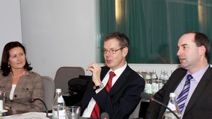 v.l.: Jutta Widmann, Prof. Dr. Peter Bofinger und Hubert Aiwanger
