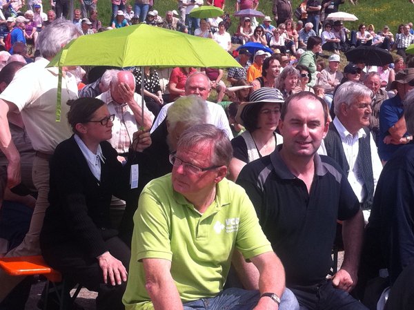 Fraktionsvorsitzender Hubert Aiwanger (vorne rechts) feierte mit 1000 Donau-Freunden das Donau-Fest in Niederalteich.